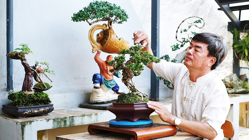 Nghệ nhân Nguyễn Phương Uyên tạo dáng cho bonsai mini.