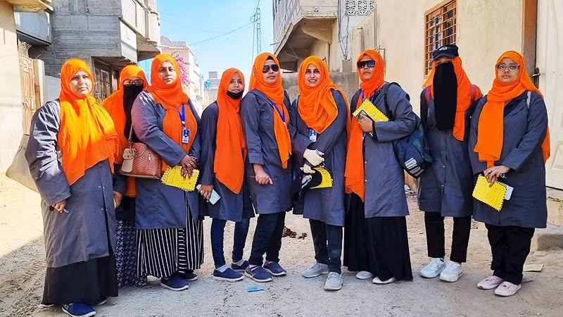 Những học viên của Roshni Baji. Ảnh: THE GUARDIAN