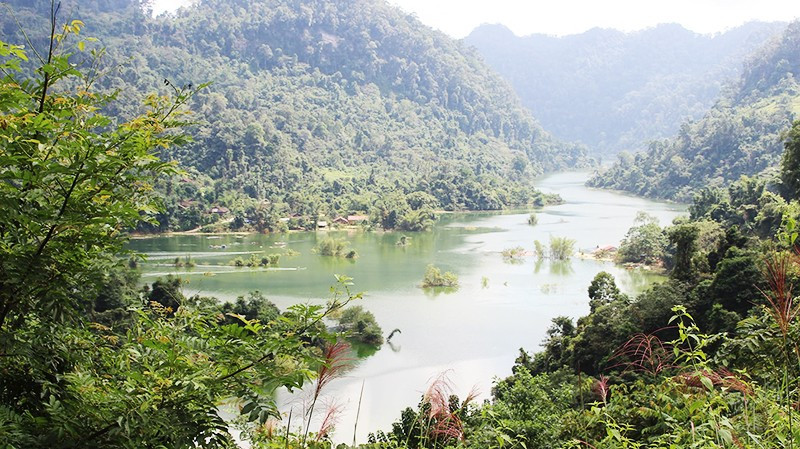 Dưới làn nước xanh này là hơn 20 căn nhà sàn của người dân Kim Vân. Ảnh: TÙNG VÂN