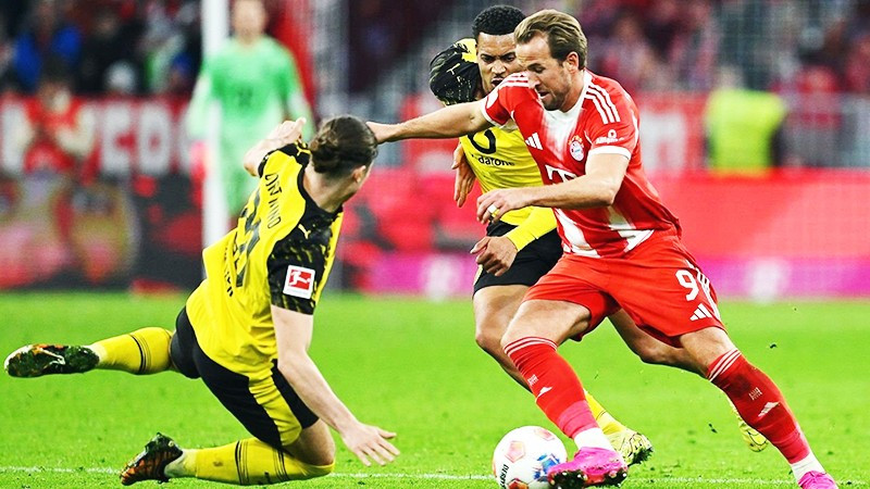 Harry Kane (số 9) là cầu thủ chơi hay nhất trận Der Klassiker giữa Bayern và Dortmund.