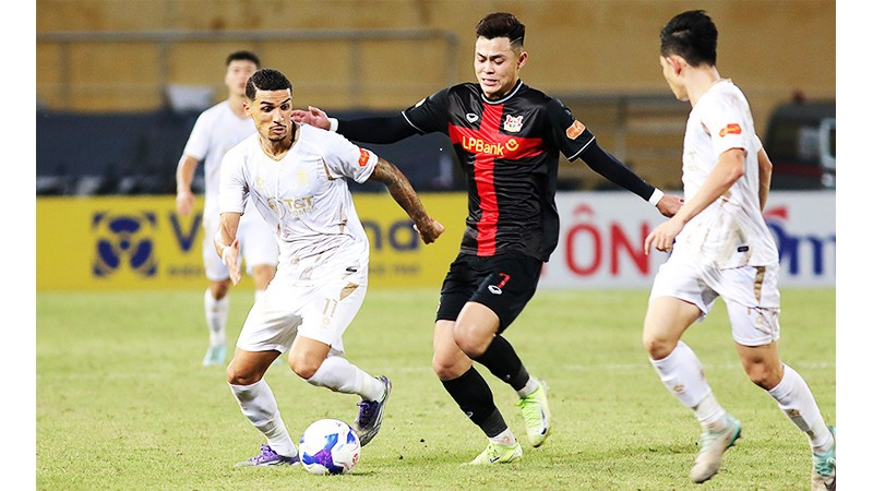 Đỗ Hoàng Hên (trái) là sự bổ sung chất lượng cho đội tuyển Việt Nam. Ảnh: K.MINH