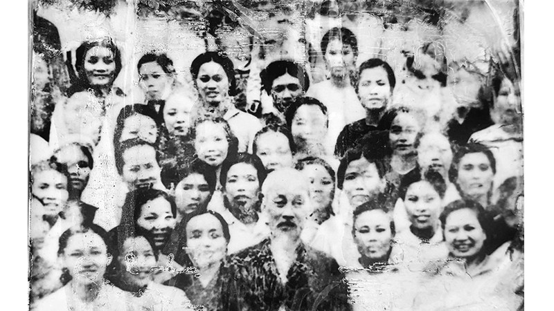 Bà Trương Thị Tám (đội khăn vấn, hàng cuối) trong một lần được chụp ảnh với Bác Hồ.