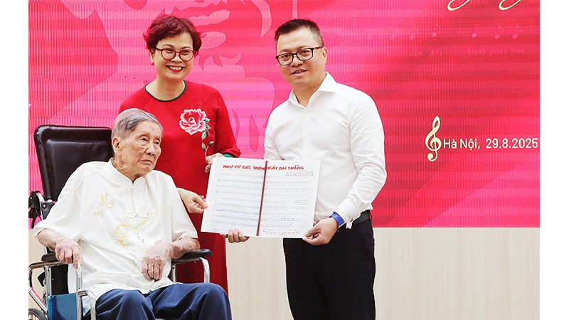Bài hát lịch sử dâng tặng nhân dân