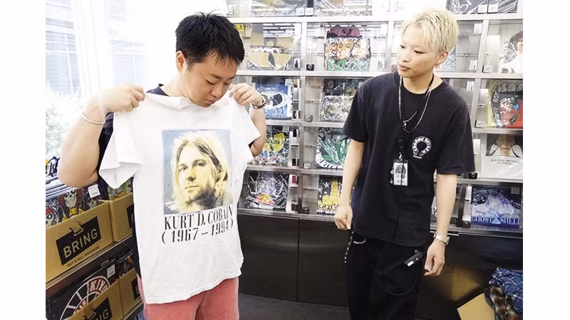 Áo phông vintage là món đồ được ưa chuộng tại các cửa hàng secondhand. Ảnh: KYODO NEWS