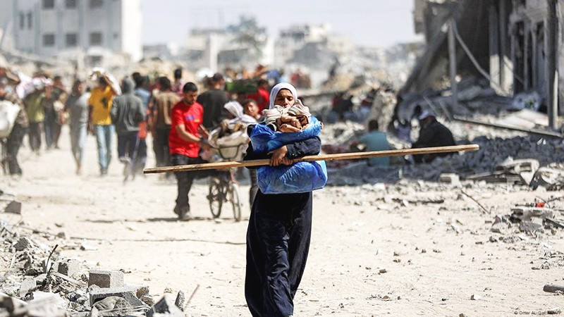 Người dân Palestine trở về thành phố Gaza. Ảnh: AFP