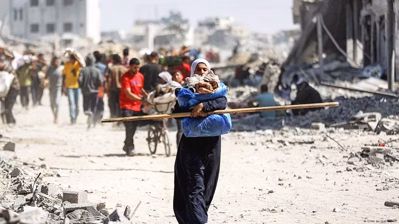 Người dân Palestine trở về thành phố Gaza. Ảnh: AFP