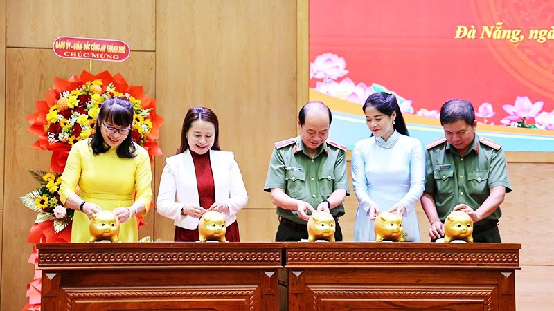 Hội Phụ nữ Công an TP Đà Nẵng phát động phong trào “Nuôi heo đất vì người nghèo” giai đoạn 2026-2030 nhằm gây quỹ hỗ trợ các hoàn cảnh khó khăn.