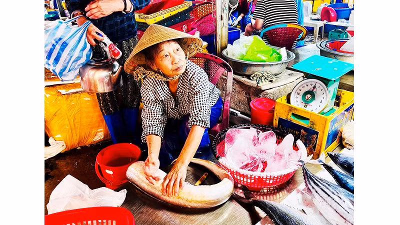 Gần 75 tuổi, bà Bài vẫn giữ nguyên “danh hiệu” làm cá giỏi nhất chợ, khách nào ghé cũng khen.