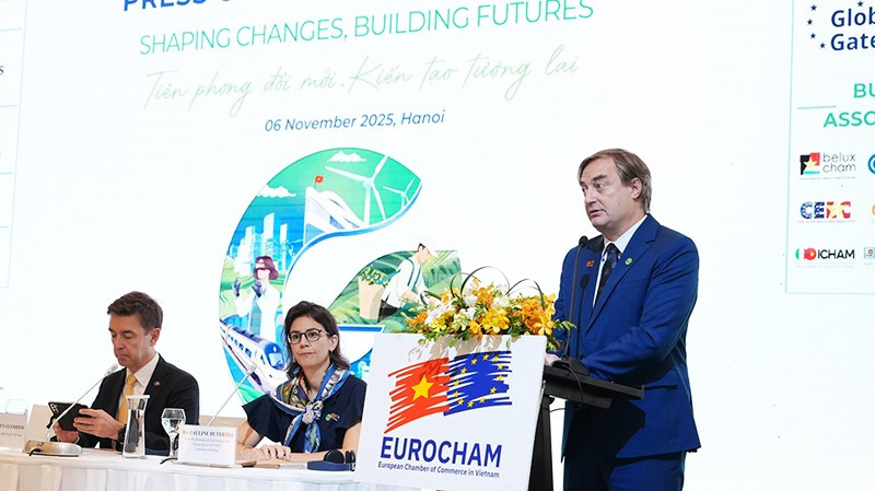 Chủ tịch EuroCham Bruno Jaspaert phát biểu ý kiến tại buổi họp báo.