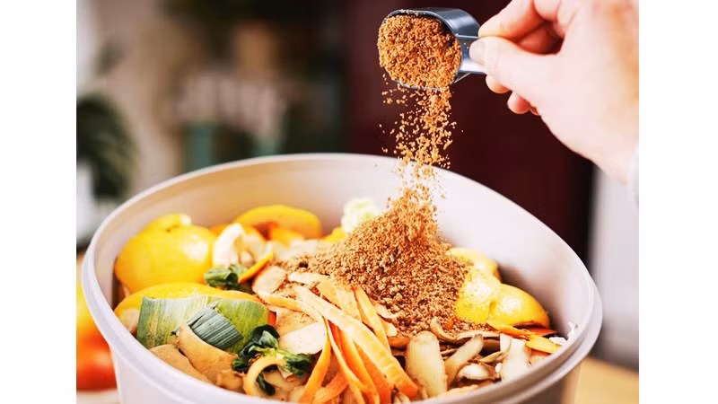 Nhiều người nội trợ tại Hà Nội đã thực hiện phương pháp xử lý rác thải Bokashi.