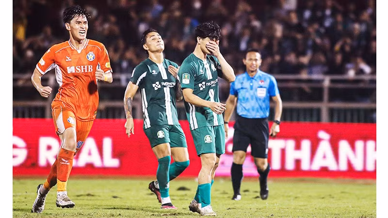 Công Phượng (CLB Bình Phước) hối tiếc khi bỏ lỡ pha ghi bàn trong trận gặp CLB Đà Nẵng. Ảnh: THANH VŨ