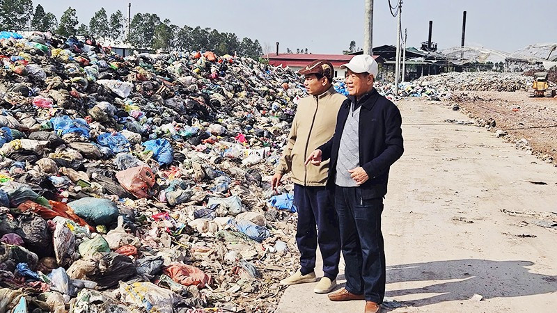 Bãi rác lớn được xử lý khử mùi bằng công nghệ vi sinh mới.