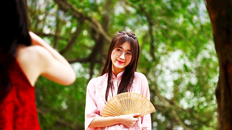 Áo dài cách tân kết hợp truyền thống và hiện đại được giới trẻ ưa chuộng.