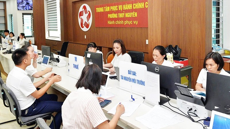 Người dân đến làm thủ tục nộp thuế tại Trung tâm Phục vụ hành chính công phường Thủy Nguyên, thành phố Hải Phòng. Ảnh: HỒNG MINH