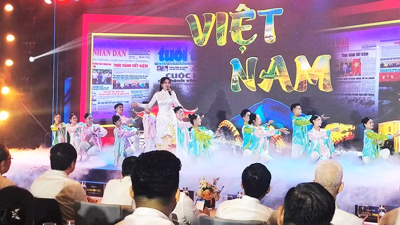 Biểu diễn nghệ thuật mừng Hội báo toàn quốc 2025. Ảnh: HOÀNG HOA