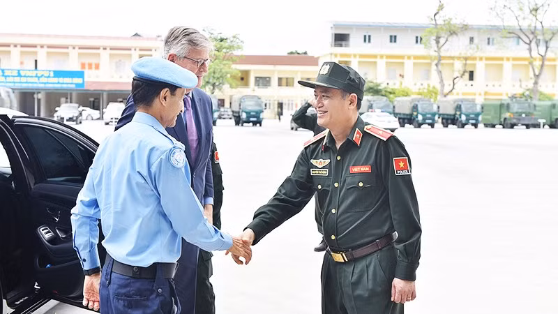 Thiếu tướng Nguyễn Thế Hùng (phải) đón đoàn Phó Tổng Thư ký LHQ phụ trách hoạt động GGHB. Ảnh: BCA