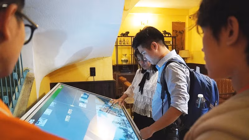 Các bạn trẻ trải nghiệm thư viện số hóa tại triển lãm.