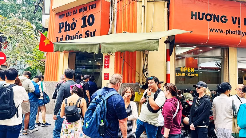 Một quán phở được lọt vào danh sách đề xuất của Michelin, thu hút sự tò mò của nhiều du khách. Ảnh: NAM DƯƠNG