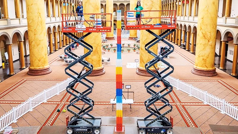 Tháp domino cao hơn 11 m