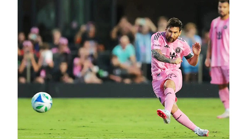 Lionel Messi vừa có bàn thắng thứ 69 từ đá phạt trực tiếp, chỉ còn kém 8 bàn so kỷ lục của "Vua sút phạt" Juninho Pernambucano.
