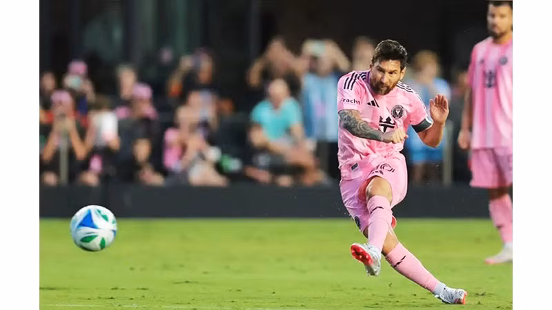 Lionel Messi vừa có bàn thắng thứ 69 từ đá phạt trực tiếp, chỉ còn kém 8 bàn so kỷ lục của "Vua sút phạt" Juninho Pernambucano.