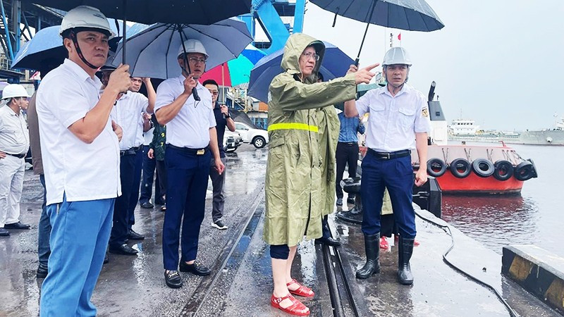 Lãnh đạo Cục Hàng hải và Đường thủy Việt Nam kiểm tra công tác phòng, chống bão số 10 tại cảng Nghi Sơn, Thanh Hóa.