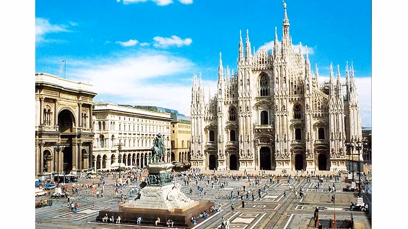 Quảng trường trung tâm thành phố Piazza del Duomo (Milan, Italia).
