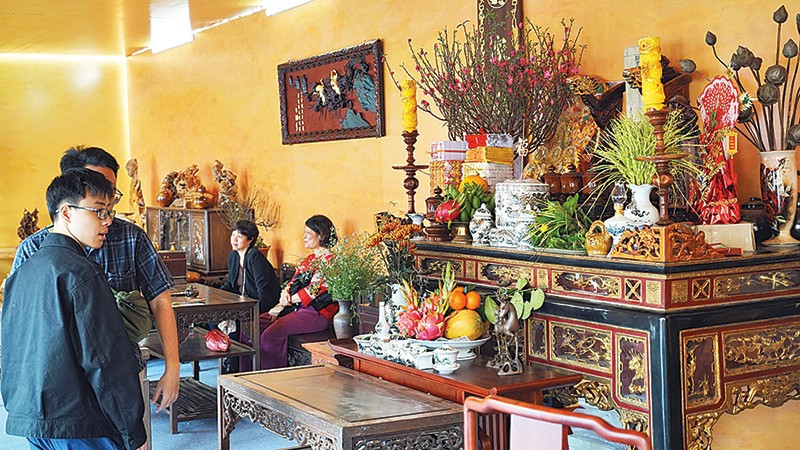 Không gian thờ trong ngôi nhà cổ.