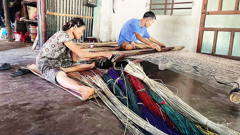 Dẫu tiêu thụ khó khăn nhưng dân làng chiếu Bàn Thạch vẫn quyết tâm giữ nghề.