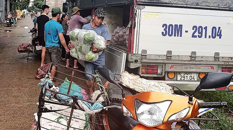 Anh Trung gom hàng để mang về chợ đầu mối.