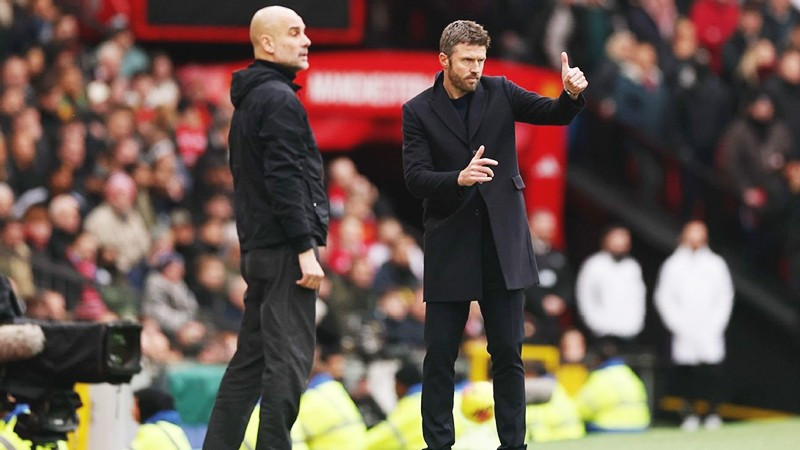 HLV Michael Carrick (bên phải) "gây sốt" sau khi giành chiến thắng thuyết phục trước Pep Guadiola, một trong những HLV giỏi nhất thế giới.