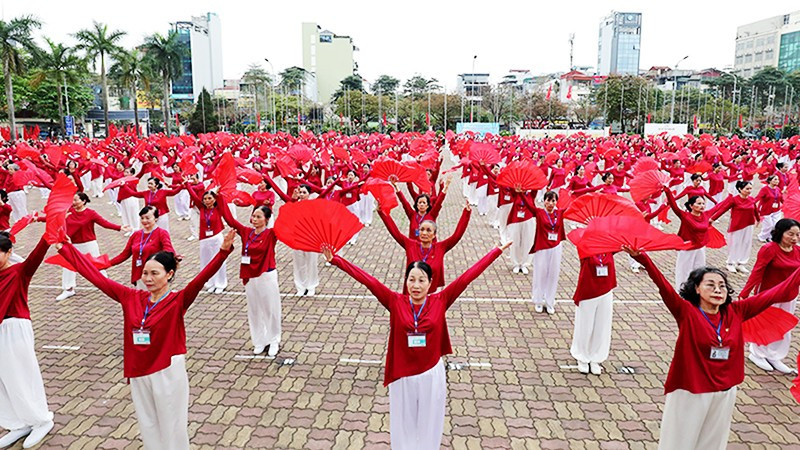 Người cao tuổi Hà Nội lập kỷ lục múa quạt