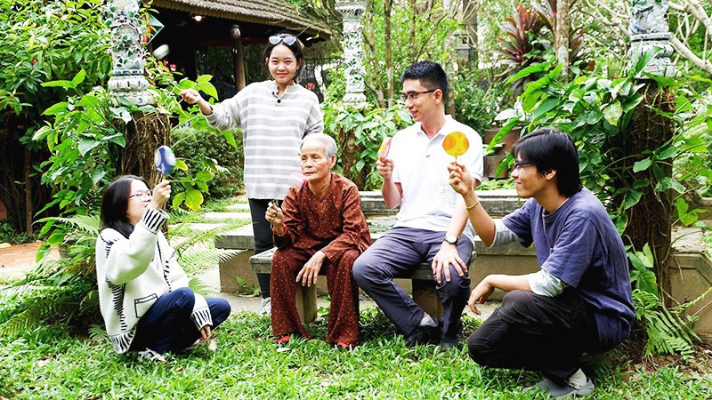 Anh Tuấn (thứ hai từ phải qua), đang hỗ trợ truyền thông cho sản phẩm trống Lùng Tung. Ảnh: NVCC