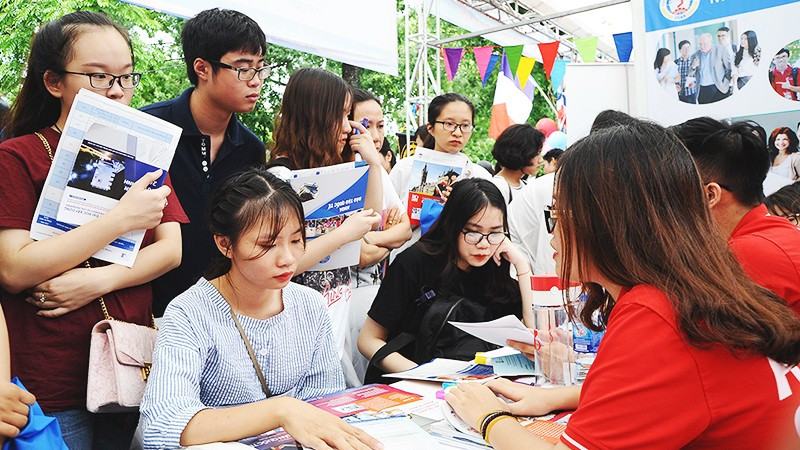 Thí sinh cần cân nhắc nhiều yếu tố như năng lực, sở thích của bản thân, đặc điểm nghề để lựa chọn ngành học phù hợp. Ảnh: NAM ANH