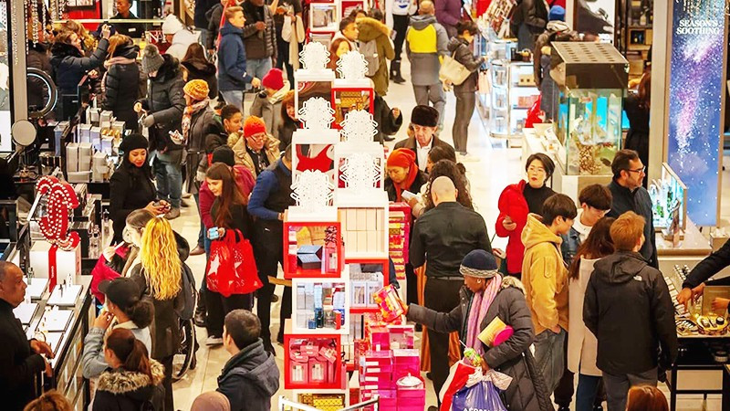 Việc FED cắt giảm lãi suất sẽ kích thích tiêu dùng tại Mỹ dịp cuối năm. Ảnh: CNN