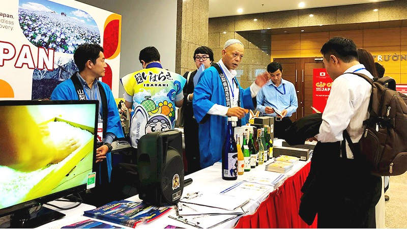 Doanh nghiệp Nhật Bản giới thiệu sản phẩm. Ảnh: THANH TÂM