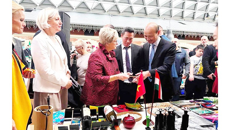 Kiều bào dự hội chợ từ thiện tại Thủ đô Budapest, Hungary. Ảnh: UBNV