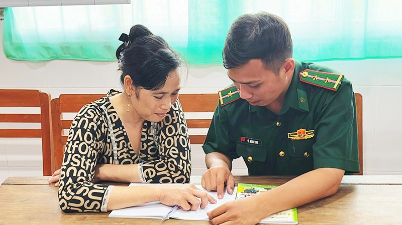 Trung úy Hồ Mộng Long hướng dẫn học viên Dương Thúy Liễu.