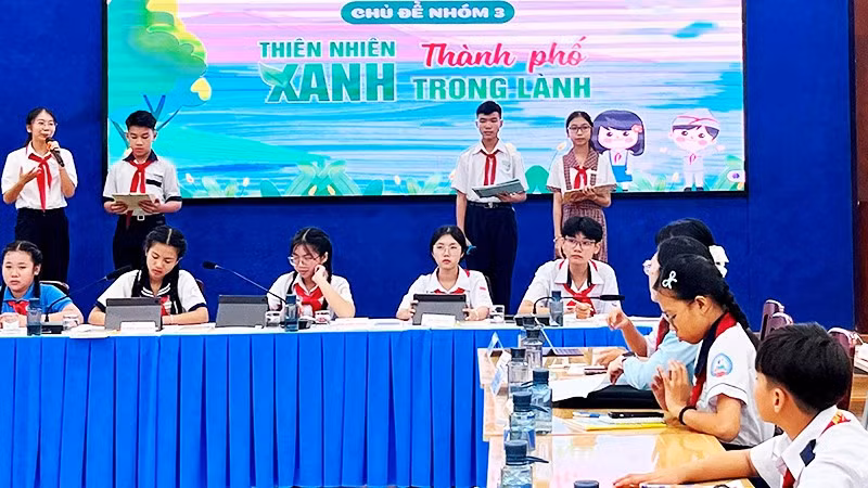 Các đại biểu thiếu nhi hiến kế tại phiên thảo luận.