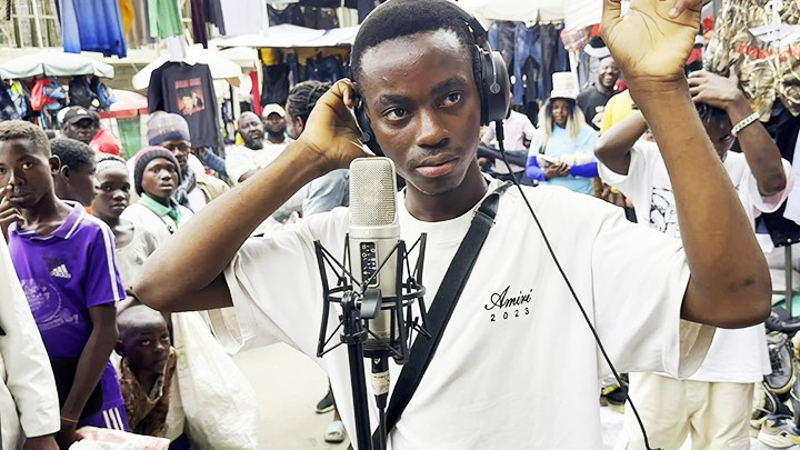 Diblaq biểu diễn trên đường phố ở Cameroon. Ảnh: JAIL TIME RECORDS