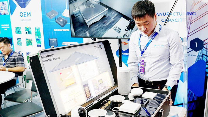 Các sản phẩm thiết bị thông minh của Tập đoàn VNPT được giới thiệu trên thị trường. Ảnh: NAM NGUYỄN