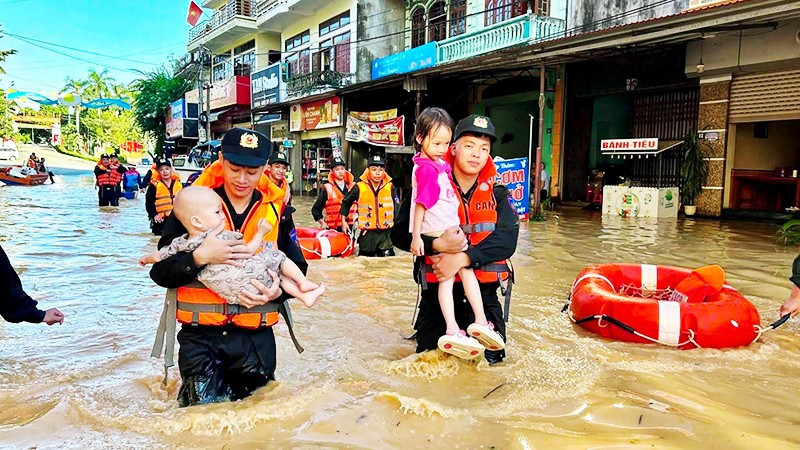 Cán bộ, chiến sĩ Công an Lạng Sơn di tản các em nhỏ. Ảnh: QUỐC ĐẠT