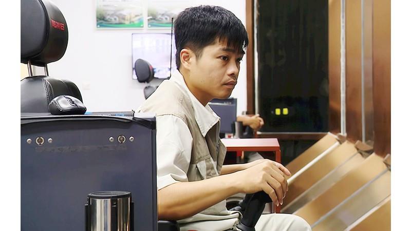 Với quy trình khép kín, công nhân sử dụng robot để xử lý rác.