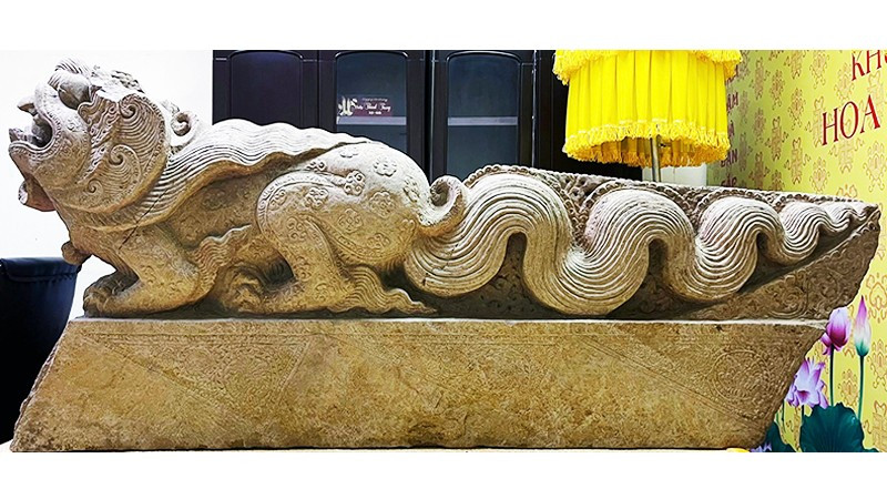 Sấu đá - thành bậc thời Lý ở Hoa Lâm Viên đang được lưu giữ tại chùa Phúc Lâm - Đông Anh, Hà Nội. Ảnh: PGS ĐẶNG HỒNG SƠN