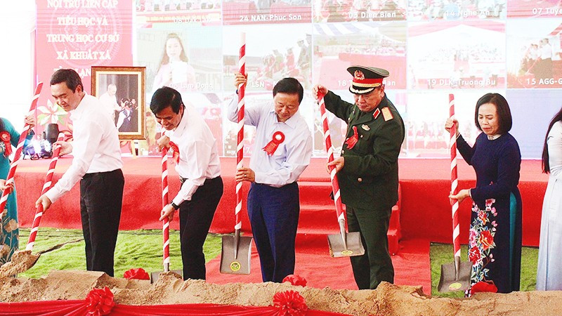 Các đại biểu khởi công xây dựng công trình Trường phổ thông nội trú liên cấp tiểu học và trung học cơ sở xã Khuất Xá (Bắc Kạn).