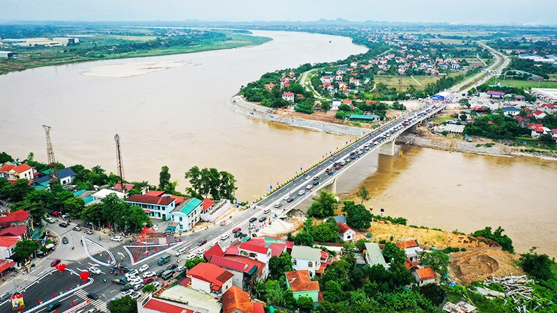 Cầu Phong Châu mới nhìn từ trên cao.