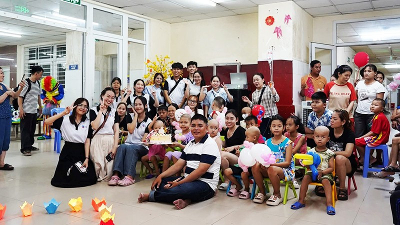 Anh Nguyễn Đăng Hòa (người ngồi trên cùng) và thành viên CLB tổ chức sinh nhật cho các bệnh nhi.