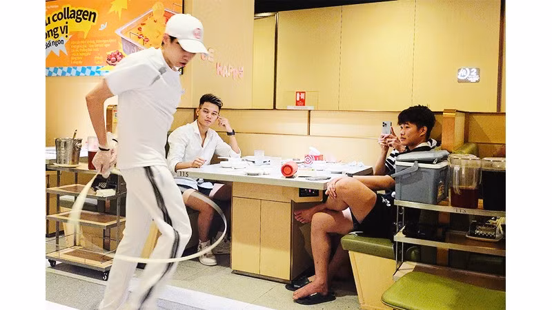 Màn biểu diễn trong các bữa ăn thu hút du khách. Ảnh: NAM HẢI 