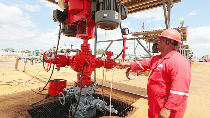 Công nhân Tập đoàn PDVSA khai thác dầu tại Vành đai Orinoco. Ảnh: ELESTIMULO 