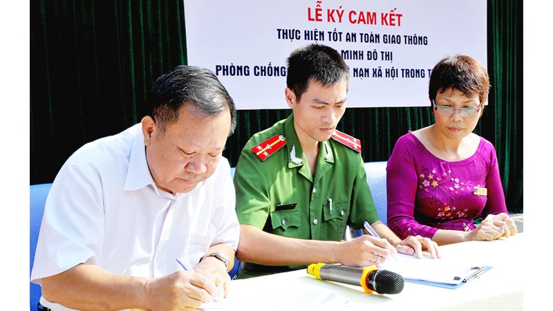 Công tác phối hợp giữa gia đình và nhà trường trong quản lý học sinh cần được đặc biệt quan tâm. Ảnh: SONG ANH